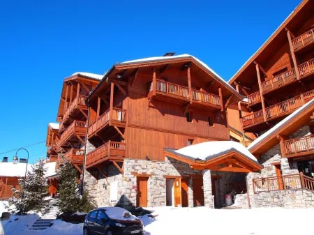 6-person apartment with view and pool at the foot of the slopes