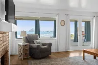 Coastal Cove Beach Bungalow! Beach Walks, Whale Watching, Agatha Hunting & More!