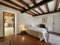 Gites de Charme 18 Personnes Avec Tennis Dans un Parc de 2 ha . Idéal Familles Hotels in Montignac