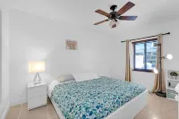 Great Family home by airport with large pooL/yard