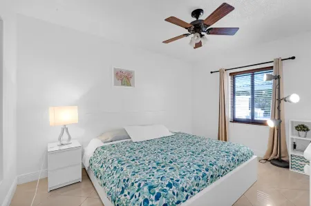 Great Family home by airport with large pooL/yard Отели в г. Хайалиа