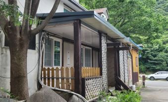 Yangsan Baenaegol Small Land Pension
