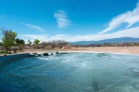 Pool, Hot Tub, King Bed, Views, Close to Sedona! Unique Shipping Container Home!