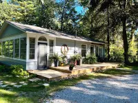 Renovated Cottage- Hot Tub, Close To Private Association Beach & EV Charger