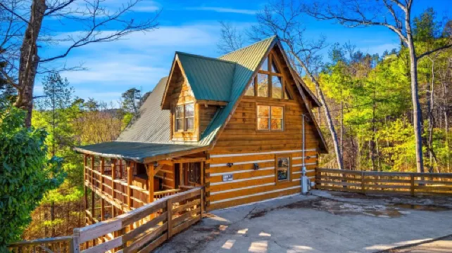 Hiking Bear Cabin: Smoky Mountain Escape + Games & Views