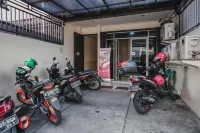 RedDoorz @ Jalan Biak Roxy Jakarta