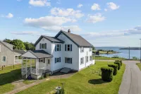 Waterfront Oasis w/ Private Pool & EPIC Views - Sakonnet Sunset Manor, Tiverton