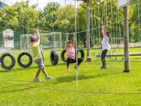 니네미아 스테이 & 플레이