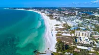 Siesta Key Condo- walk to beautiful beaches, ride a free trolley around the key