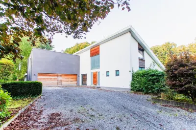 Lanaken Retreat: Pool Jacuzzi and Sauna Hotel a 