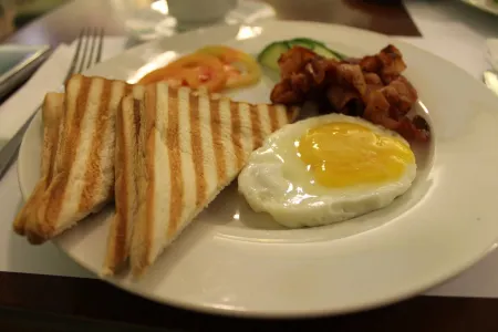 Family Batcave Homestay Отели рядом с достопримечательностью «Phnom Sampeau|Phnom Sampov»