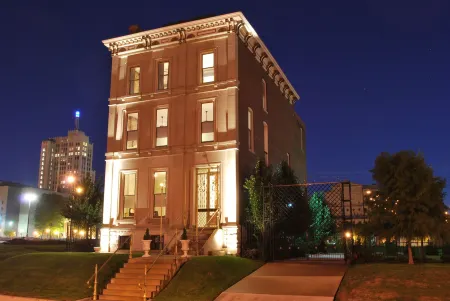 Grand Center Inn Отели рядом с достопримечательностью «The Gateway Arch»