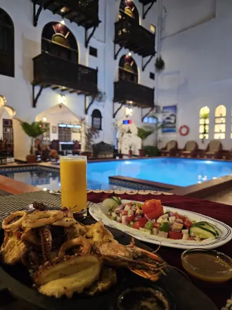 Dhow Palace Hotel Отели рядом с достопримечательностью «Персидские бани Хамамни»