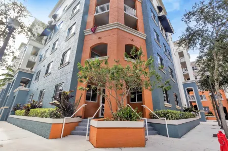 Dharma Home Suites South Miami at Red Road Commons Отели рядом с достопримечательностью «Кампонг, Нешнел Тропикал Ботаникал Гарден»