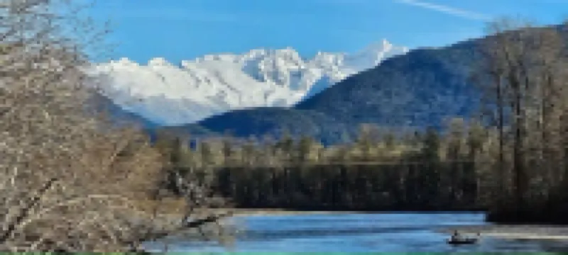 American Alps Lodge: Riverfront, Hot Tub, EV Charger, Game Room