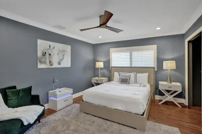 ลักซ์ 4BR ริมน้ำพร้อมสระว่ายน้ำที่ทำความร้อน 5นาทีถึงชายหาด โรงแรมใน