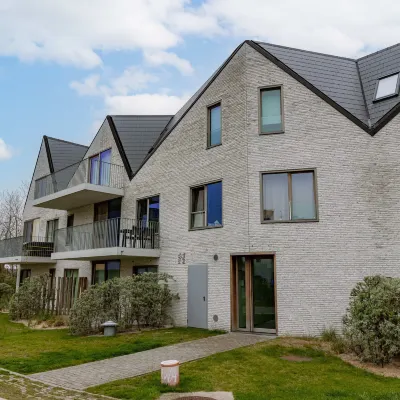 Huswell - Spacious Top-Floor Apartment with Private Parking Hotels near Kustpark Strand Westende