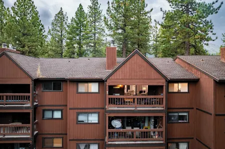 Walk to Lake, Dining+Shops 5Mins to Ski Resort Incline Paradise by Avantstay Отели рядом с достопримечательностью «Санд Харбор»