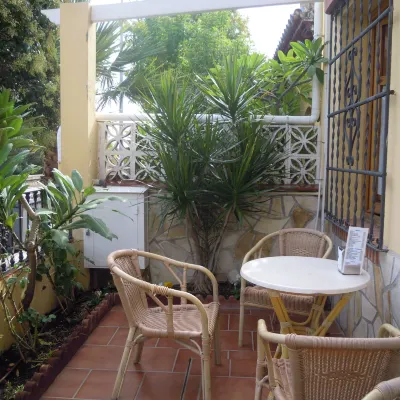 Hostal Moscatel Hotels near El Palo
