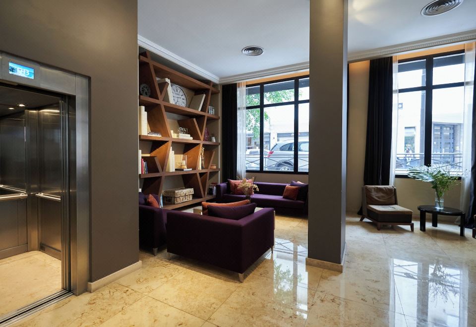 [카를레스 호텔의 세련된 객실 인테리어]