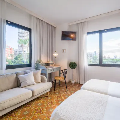 Hotel Catalina Hotels near Centro Comercial El Muelle