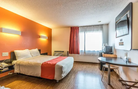 威斯康星威斯康星拉皮茲 6 號汽車旅館