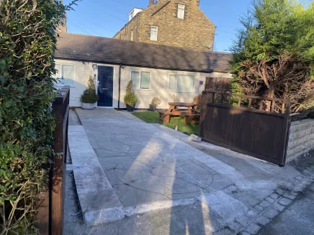 1 Bed House - Sleeps 2 - Parking - Wifi