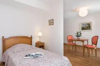 MÉDICIS Home Dijon les Petites Roches Hotels in Longvic