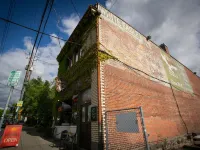 McMenamins White Eagle Saloon and Rock & Roll Hotel โรงแรมใกล้ถนนอัลเบอร์ตา