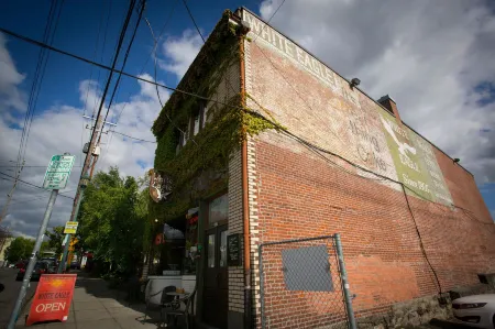 McMenamins White Eagle Отели рядом с достопримечательностью «Парк Милл Эндс»