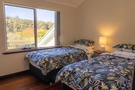 Serenity House Pemberton & Wellness Spa Отели в г. Пембертон