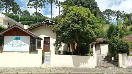 ANC Capivari - 400m do Parque Capivari Отели рядом с достопримечательностью «Casa - Chalé Condomínio Estância das Águas Claras»