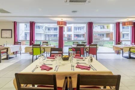 Zenao Appart'hôtels Strasbourg Отели рядом с достопримечательностью «Fontaine de Janus»