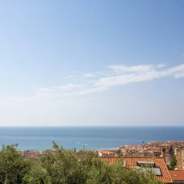 Spacious 4 Bedroom Apartment with Terrace and View