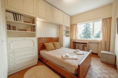 Grand Botanic Garden Apartment by Vacationy