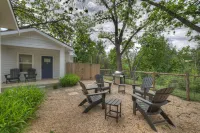 The Grove D with Hot Tub & King Beds - Walk to Main Hotels in Fredericksburg