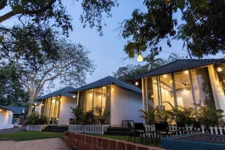 Nature's Cove Resort Отели рядом с достопримечательностью «Сасаван Бич»