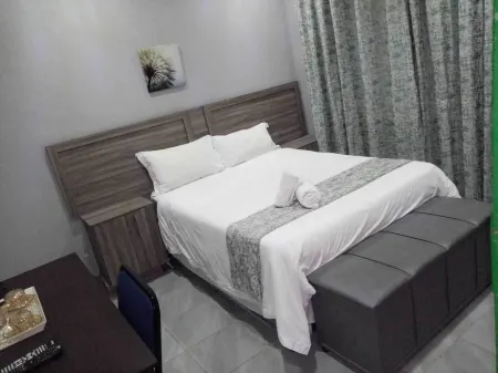 De Ellas Boutique Lodge Отели рядом с достопримечательностью «Peter Mokaba Stadium»