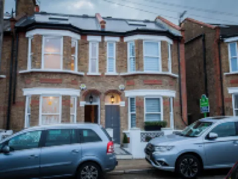 Surbiton Luxury Garden House 19A Hotels in Surbiton