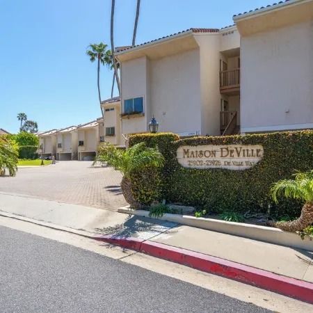 Malibu 2-bedroom designer furnished condo with AC. Central to everything!
