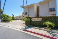 Malibu 2-bedroom designer furnished condo with AC. Central to everything!