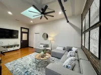 Charming 2-bedroom 2-bath condo with AC and WiFi in pleasant Downtown Hammond!