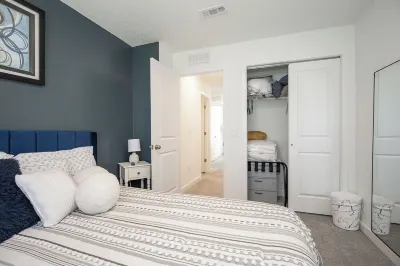 Modern 3Bdrm Home | Family-Friendly, Close to Zoo Hotels near Don Drumm Studios & Gallery