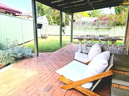 Stroll to beach and Mangrove walk Fisherman's paradise Отели рядом с достопримечательностью «Treasures from the Deep Opal and Shell Museum»