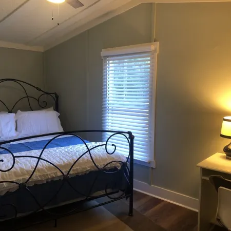 Beaufort -Close to Parris Island and Historic Downtown, New Renovation, Sleeps 8