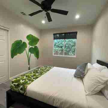Charming 3-bedroom house Tropical theme delightful Garden Grove Rooms