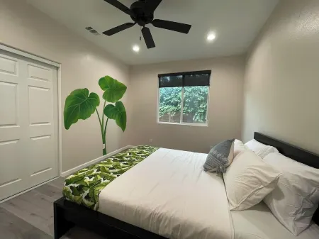 Charming 3-bedroom house Tropical theme delightful Garden Grove Отели рядом с достопримечательностью «Университет Стантон»