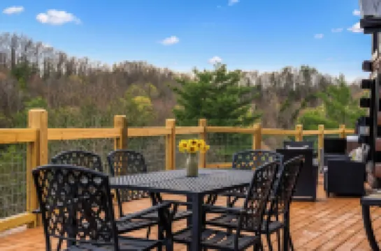 Red River Gorge Cabin with Hot Tub~AMAZING VIEW~Pool Table~Perfect for groups