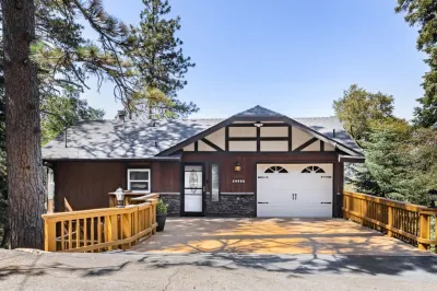 Expansive Deck and Telescope Enjoyment - Majestic Mountain Retreat Hotels near Crestline Library