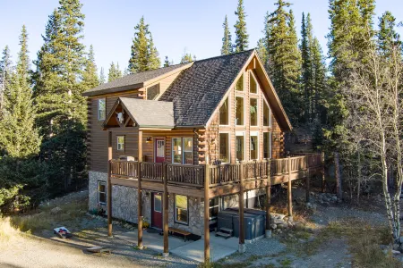 Charming Custom Craftsman Chalet with Hot Tub - Tranquil Escape Отели рядом с достопримечательностью «Fairplay Beach»